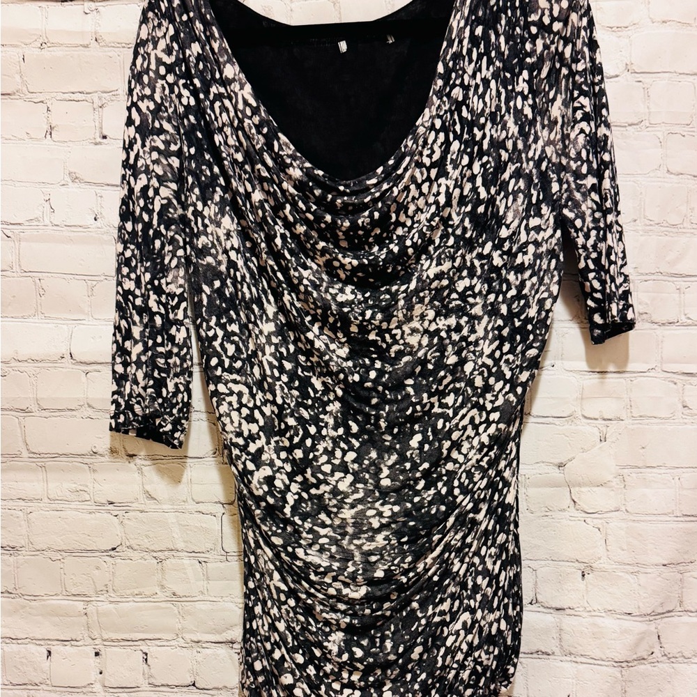 Chic Black and White Patterned long gathered top. Very flattering